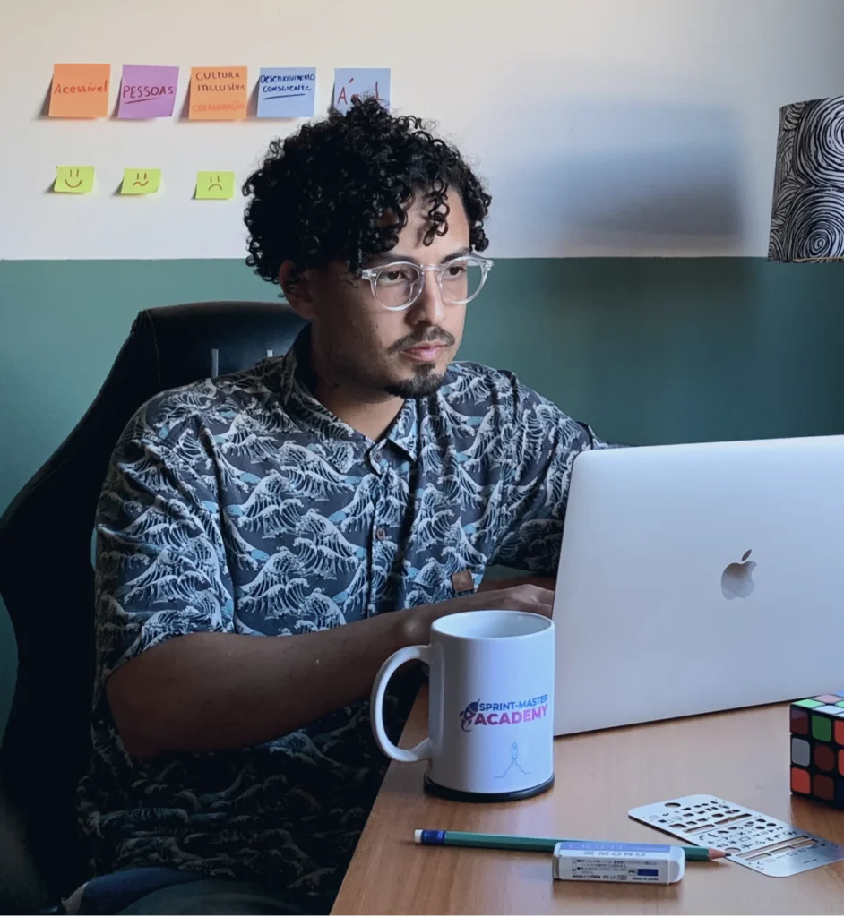 Bruno da Silva na sua mesa de trabalho em casa
